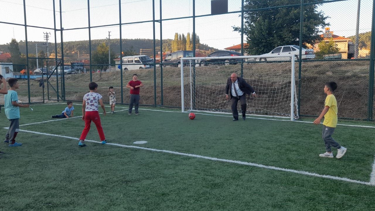 Başkan Şevik, yeni halı sahada çocuklarla maç yaptı