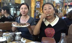 Denizli kebabını elle yiyen turistlerden gülümseten yorumlar