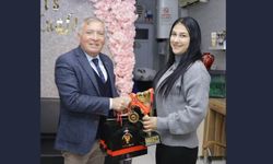 Başkan Kepenek Türkiye 2.’si olan genç kuaförü kutladı