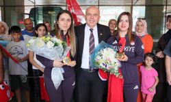 Olimpiyat şampiyonları çiçeklerle karşılandı