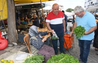Başkan Şevik, pazar esnafını ziyaret etti