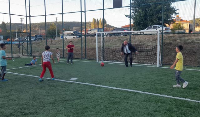 Başkan Şevik, yeni halı sahada çocuklarla maç yaptı
