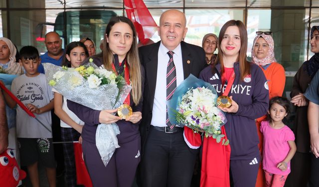 Olimpiyat şampiyonları çiçeklerle karşılandı