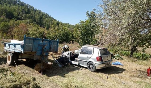 Kontrolden çıkan otomobil römorka çarpıp şarampole uçtu; 2 yaralı