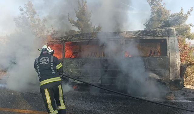 Seyir halindeki minibüs alev alev yandı