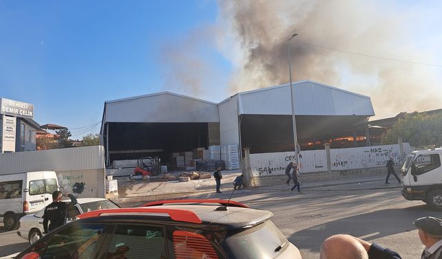 Denizli'de inşaat malzemesi fabrikasında yangın