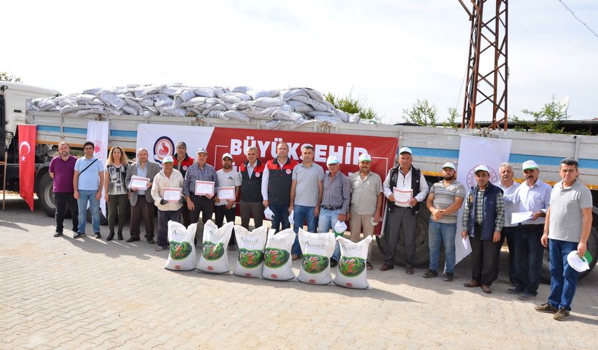 Başarılı kekik üreticilerine belge ve organik gübreleri dağıtıldı