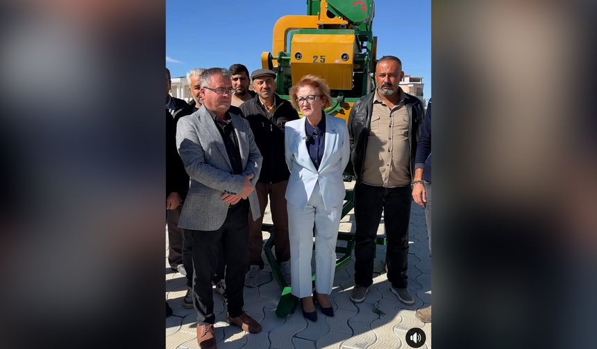 Başkan Çelik, tohum eleme makinesini Bozkurtlu çiftçilere teslim etti