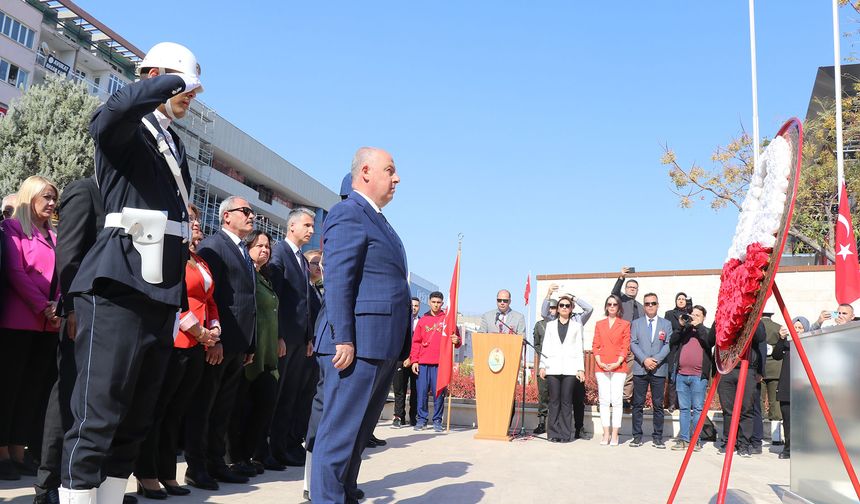 Denizli'de Cumhuriyet Bayramı kutlamaları çelenk töreniyle başladı