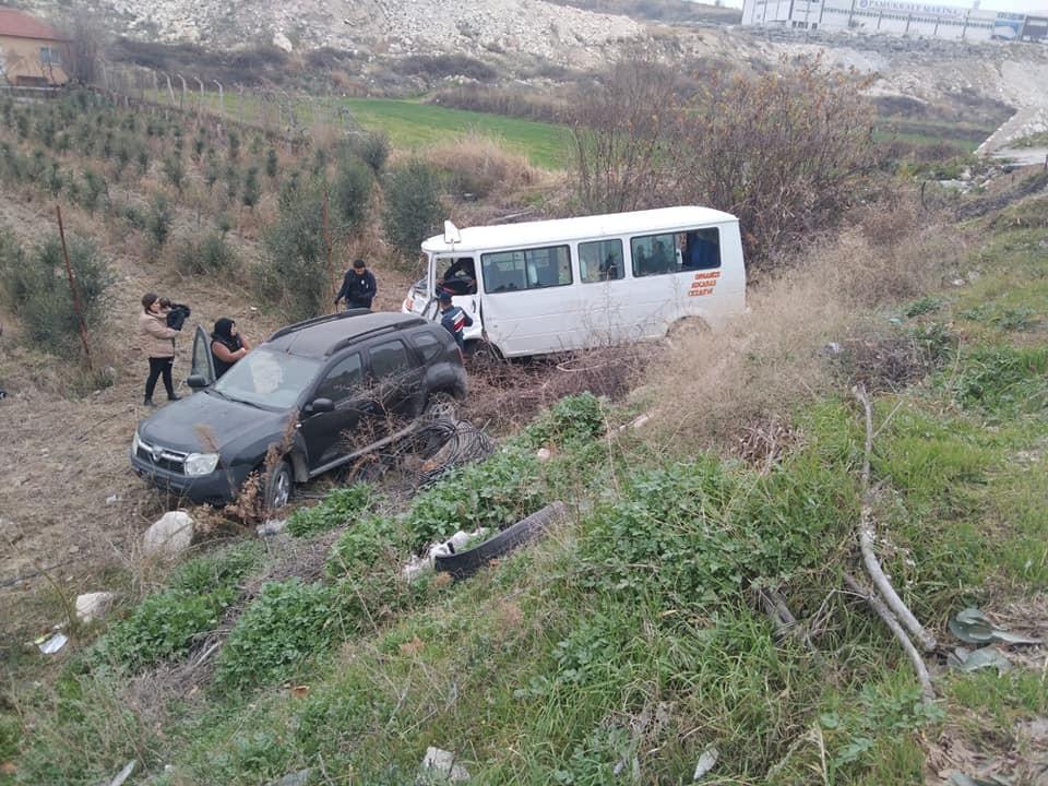Çarpışan araçlar tarlaya uçtu: 7 yaralı  